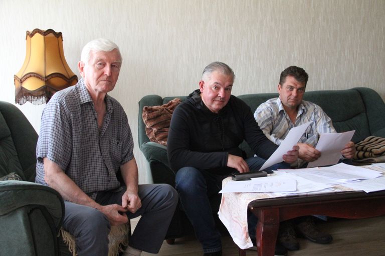 Александр Чернёнок, Олег Крупинин и Сергей Нежинский считают, что ремонт в доме ведется с нарушениями.