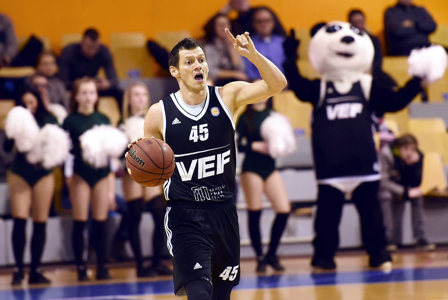 "VEF Rīga" spēlētājs Jānis Blūms (nr.45, melns) VTB Vienotās līgas spēlē basketbolā "Elektrum" Olimpiskajā centrā, kurā tiekas "VEF Rīga" un "Ņižņij Novgorod" komandas.