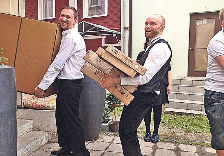 Uude kodusse: fotojäädvustus Aldo ja Taneli kolimisest. Osa mööblist saabus vahetult enne soolaleivapeo algust. Foto: