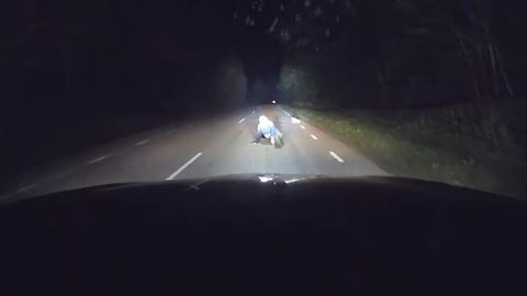 Видео: пьяный мужчина, сидевший на дороге в кромешной темноте, чудом остался в живых