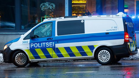 Pärnumaal paiskus auto kolme inimesega katusele