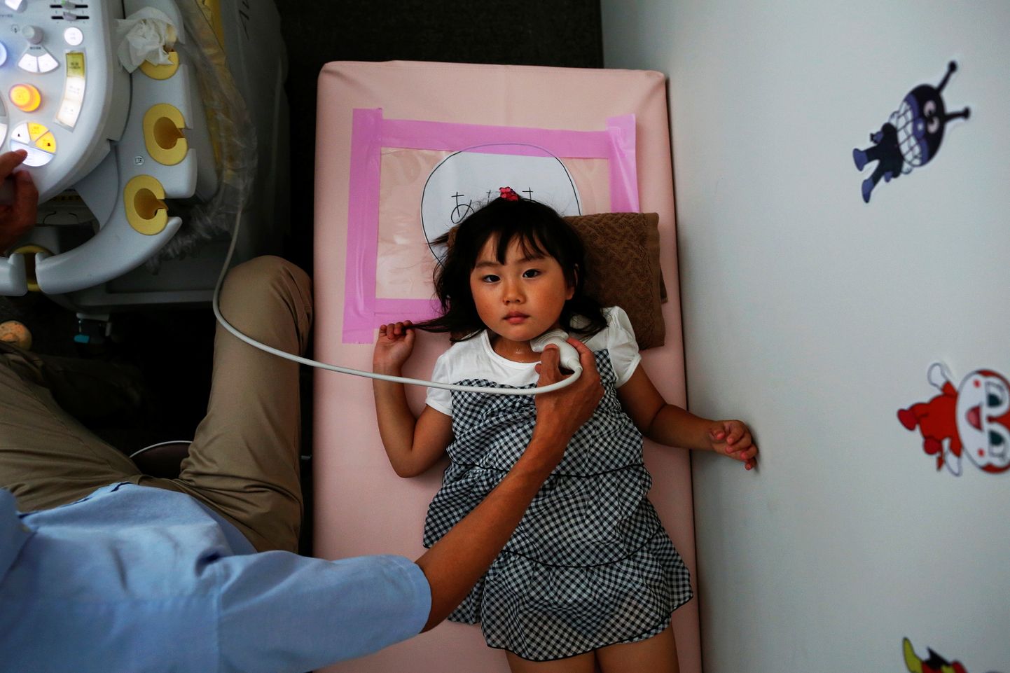 Nelja-aastane Maria Sakamoto arsti juures, et kontrollida kiiritusega kokkupuute taset.