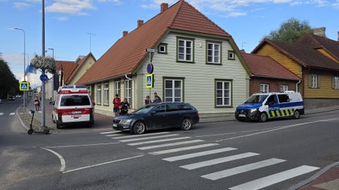 Kauba ja Tallinna tänava ristmikul põrkasid kokku elektritõuks ja sõiduauto