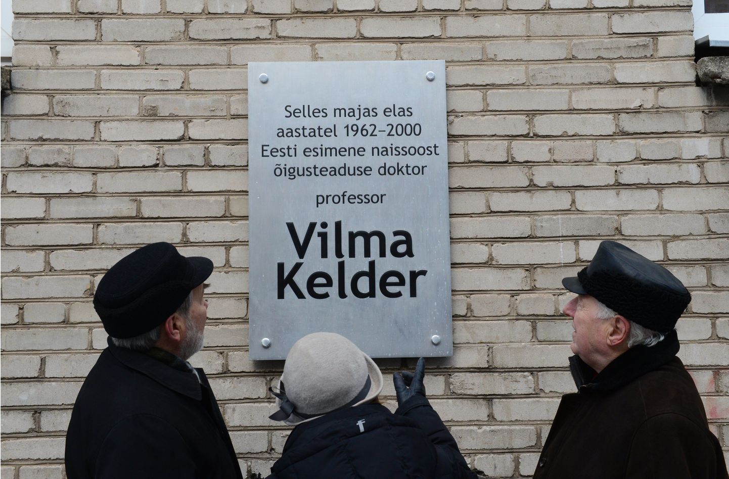 Vilma Kelderi meenutusüritus mälestustahvli juures Tartus Tiigi 13.