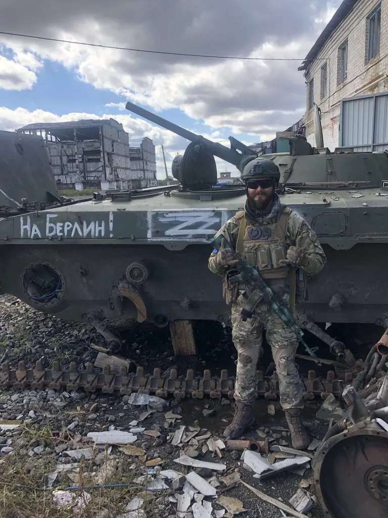 Латвийский доброволец в составе 3-й отдельной штурмовой бригады ВСУ Никита Таринов где-то в Донецкой области возле подбитой российской техники
