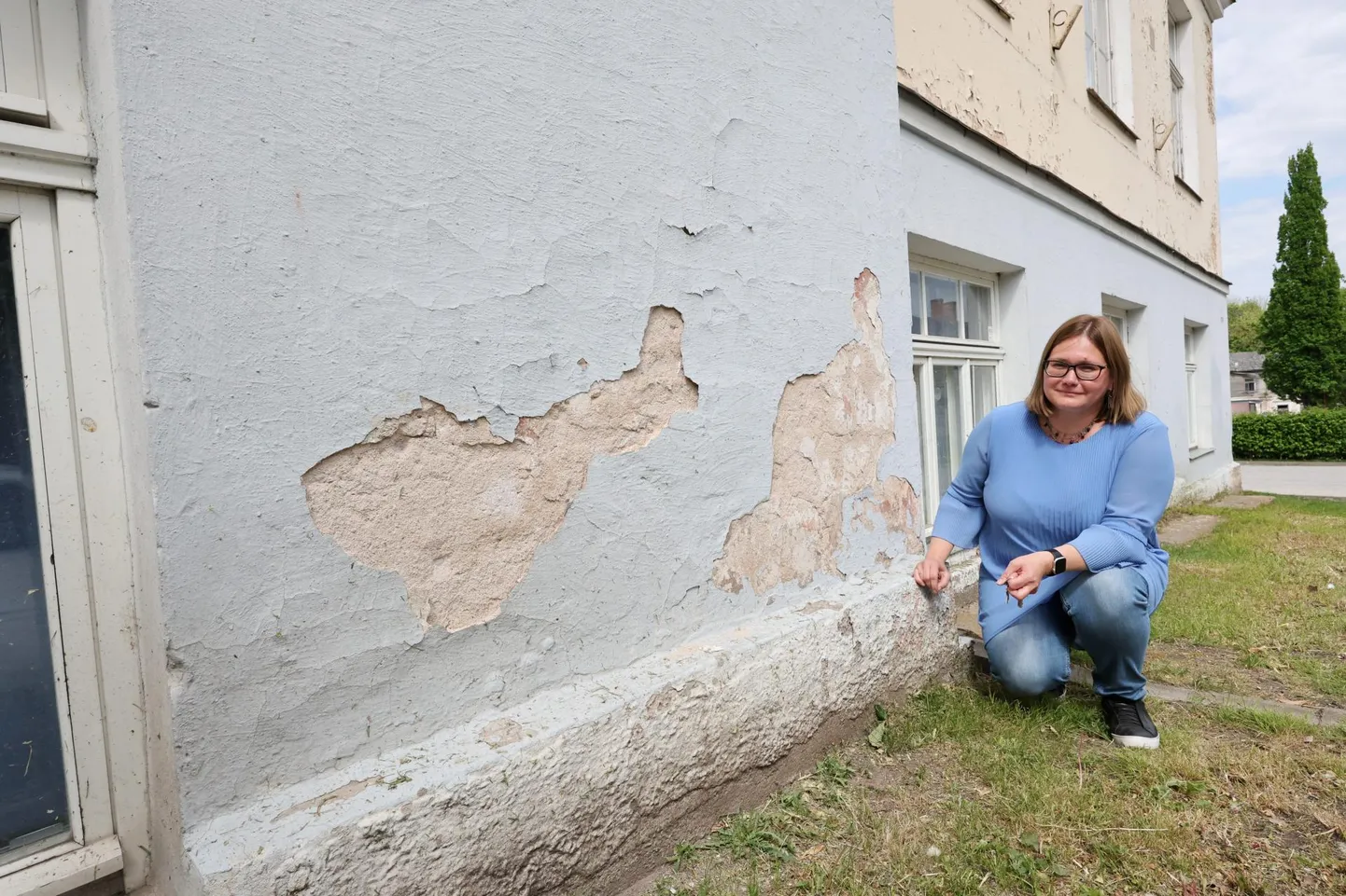 Karlova kooli Lina tänava majal koorub seintelt värvi nii sees kui väljas. Direktor Krista Andersoni sõnul on mururiba koolimaja kõrval talviti lindiga piiratud, kuna seal viibida on ohtlik.