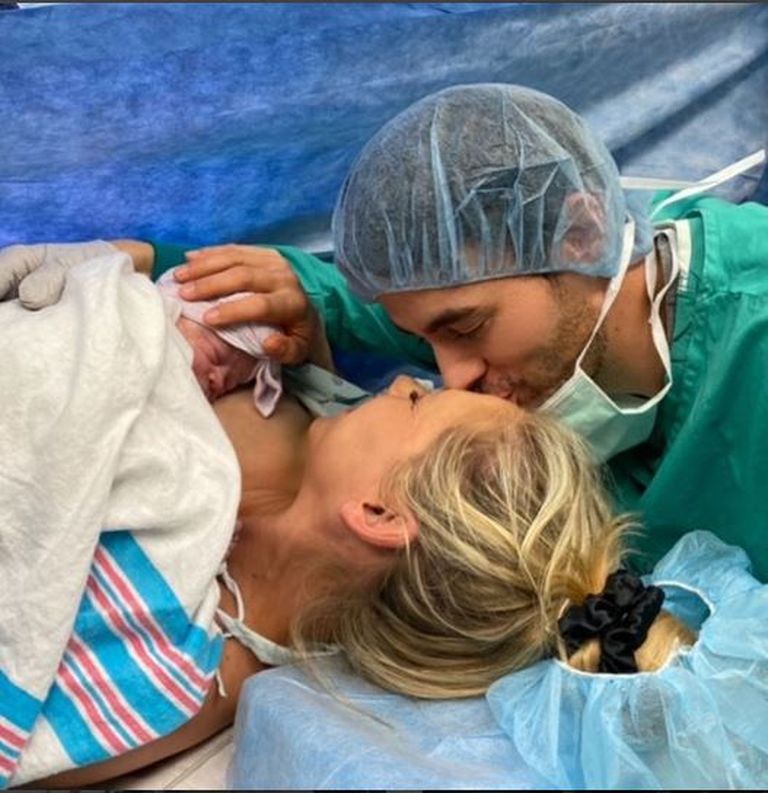 Курникова и Иглесиас с новорожденной дочерью