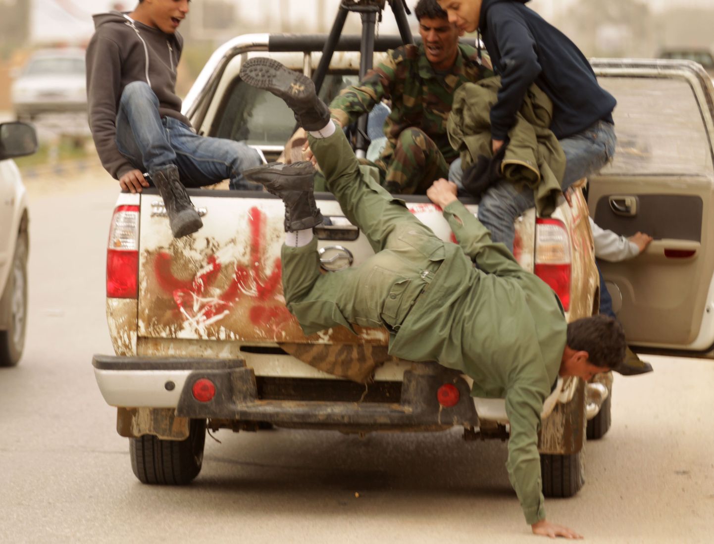 Gaddafi pealetungi eest põgenevad Liibüa mässulised eile Ajdabiya lähedal.