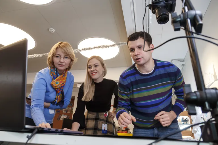 Лариса Князева, Светлана Карабут, Леонид Шмельков в процессе создания.
