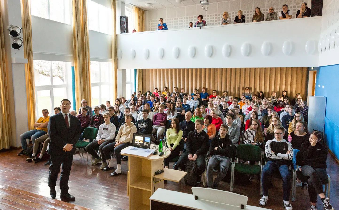 Parksepa keskkoolis andis peaminister külalistunni 10.–12. klasside õpilastele ning arutati praegusi ja tulevasi Eesti riigi väljakutseid.