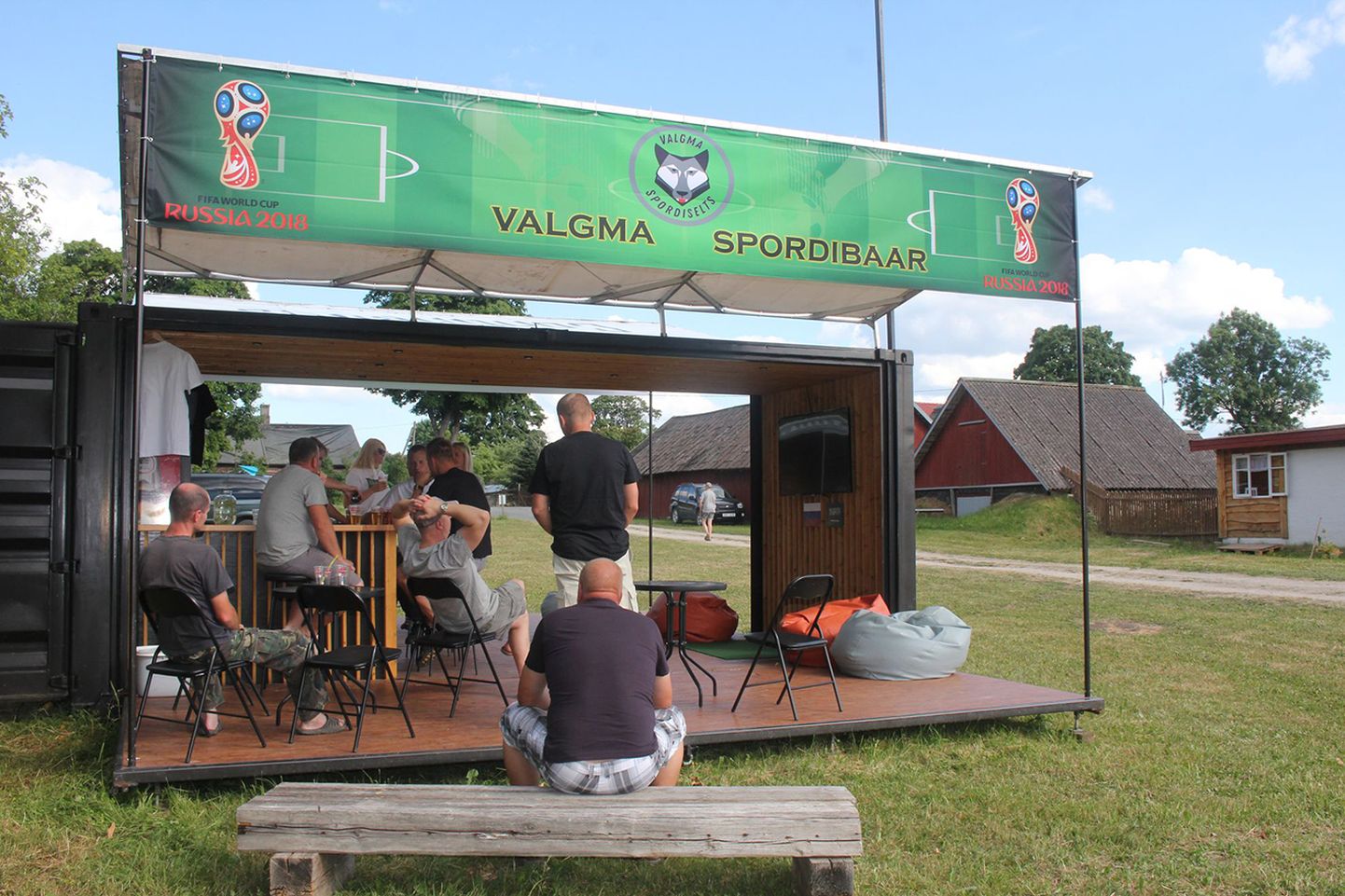 Valgma küla spordibaaris on värske õhk, söök ja jook, mugav istumine ja telekast näidatav MMi mäng – selline koht on jalgpallisõbra suur unistus.