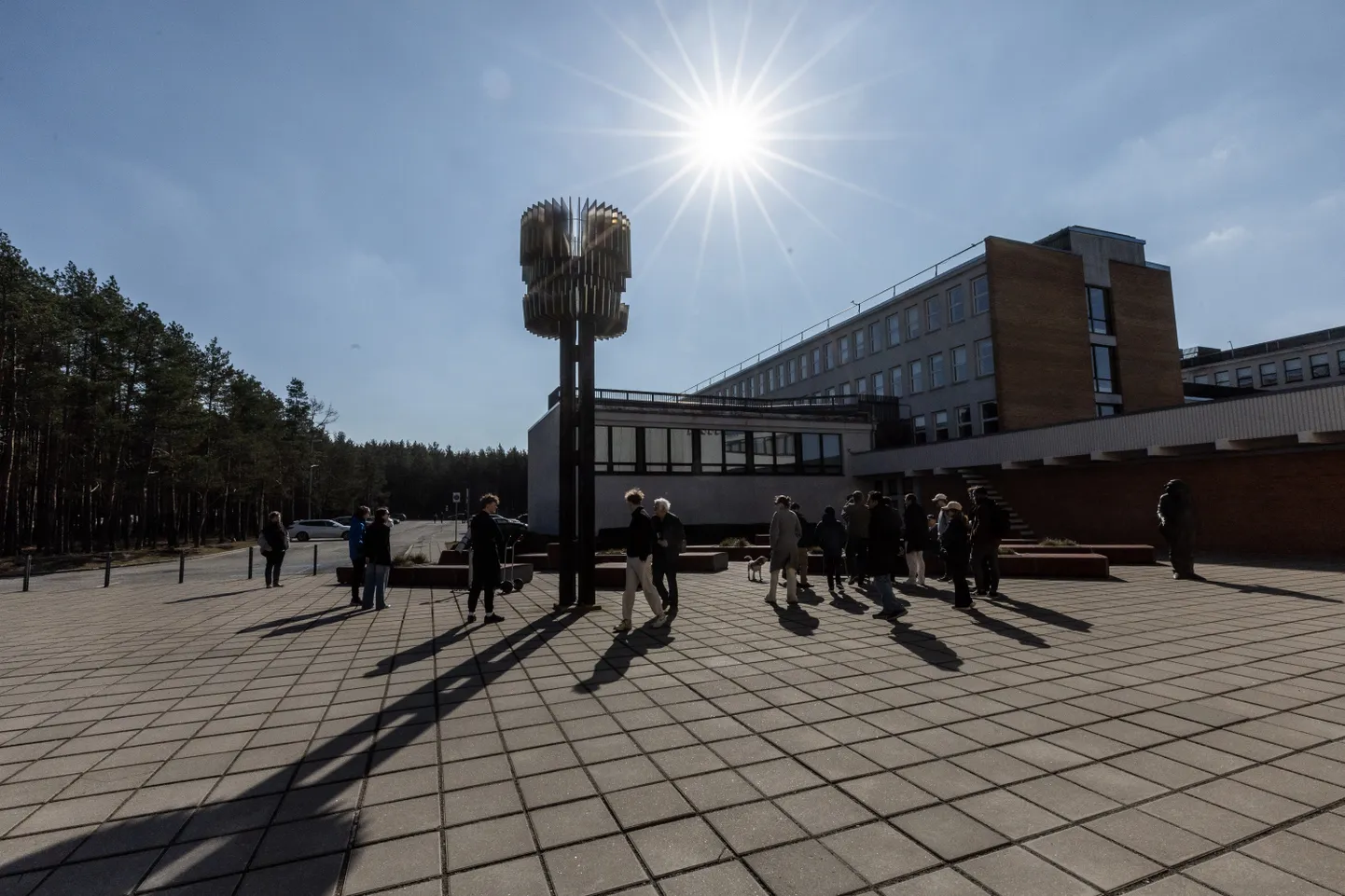 Päikesevarjutuse vaatamine Tallinna Tehnikaülikooli juures.