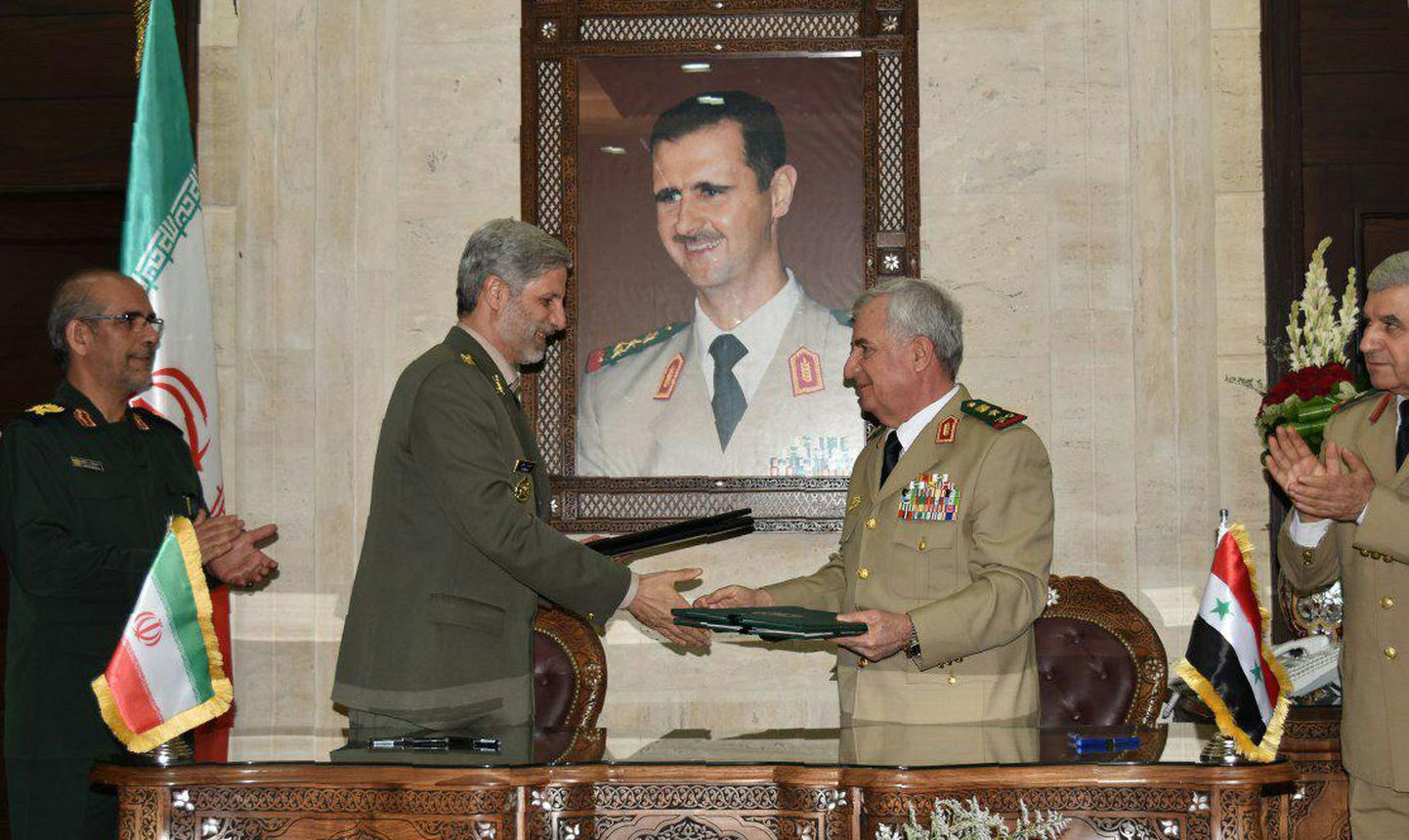 Iraani kaitseminister Amir Hatami (vasakul) ja Süüria kaitseminister Abdullah Ayoub (paremal) Damaskuses. Nende selja taga on president Bashar al-Assadi portree.