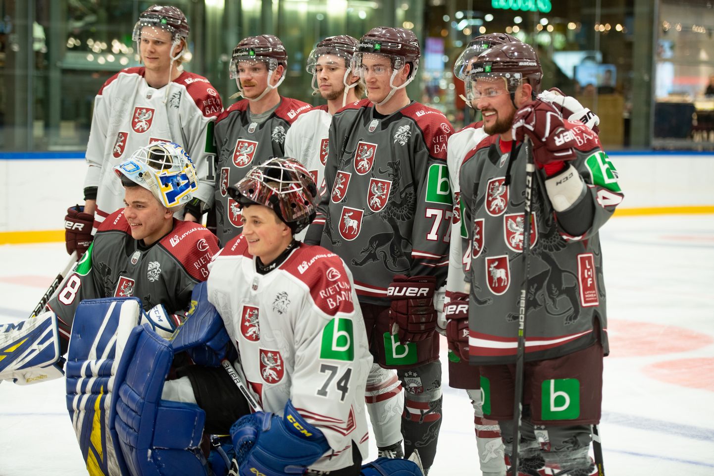 Latvijas izlases hokejisti jaunajos kreklos