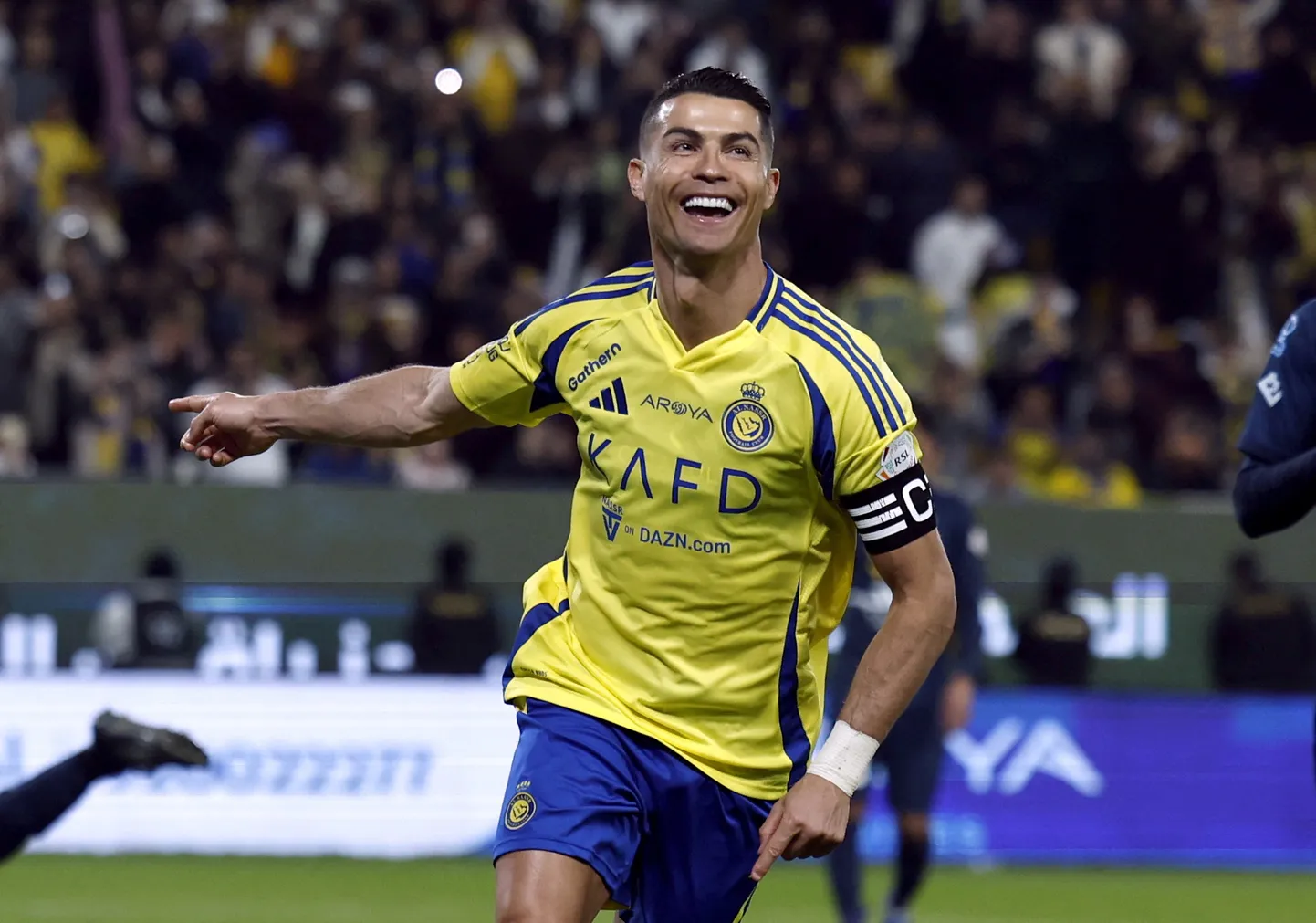 Cristiano Ronaldo säilitab koha maailma enim tasustatud sportlase troonil.
