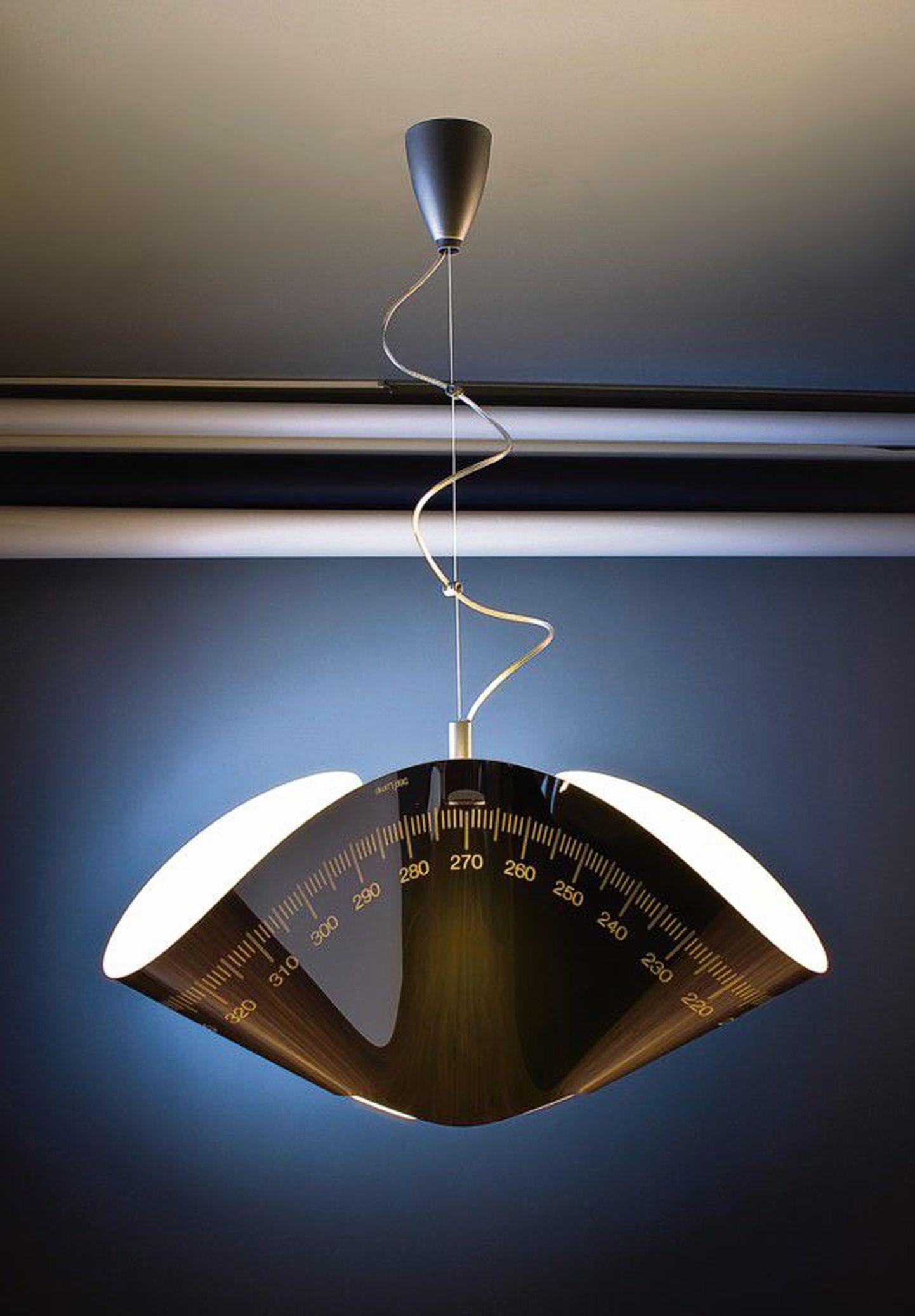 Peegelduv rippvalgusti: autor Pavel Sidorenko ristis selle «Lamp 360». Tootja Adensen Furniture.