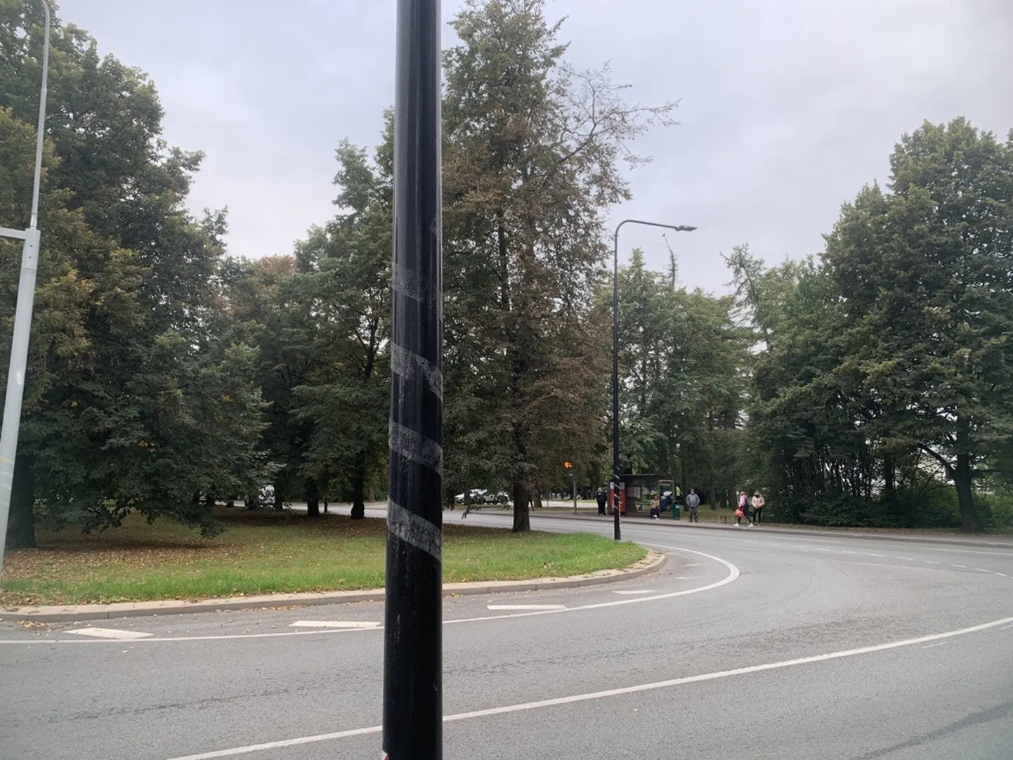 Linna korraldatud kollaste lintide kampaania, mis pidi suunama tähelepanu kergliiklejale, on ikka veel liimijälgede tõttu linnapildis märgatav.