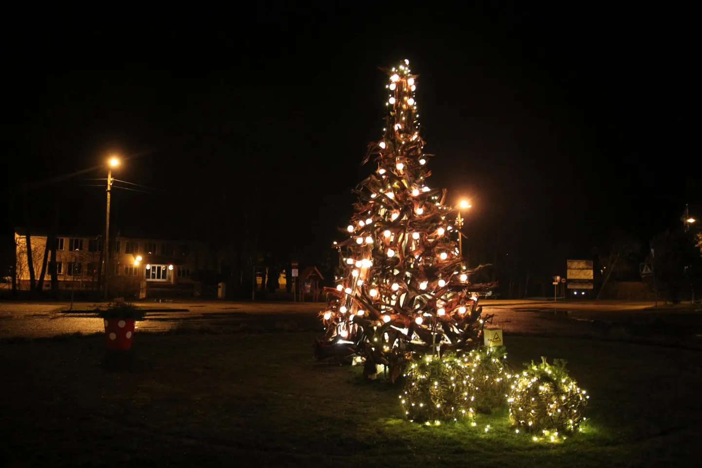 Kärdla jõulupuu on tehtud puujuurtest, mis sümboolselt kutsuvad hiidlasi tagasi oma juurte juurde. Taiese autorid on Lääne-Virumaa kunstnikud Hando Kuntro ja Piret Smagar, loomises lõi kaasa Teet Suur.