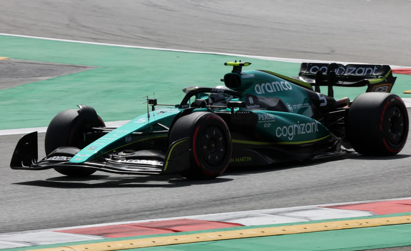 Aston Martin tuli Kataloonia GP-l rajale Red Bullile pea identsete küljekarpidega.