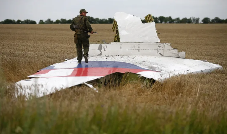 Venemeelne separatist Malaisia lennuki rusude peal Ida-Ukrainas.