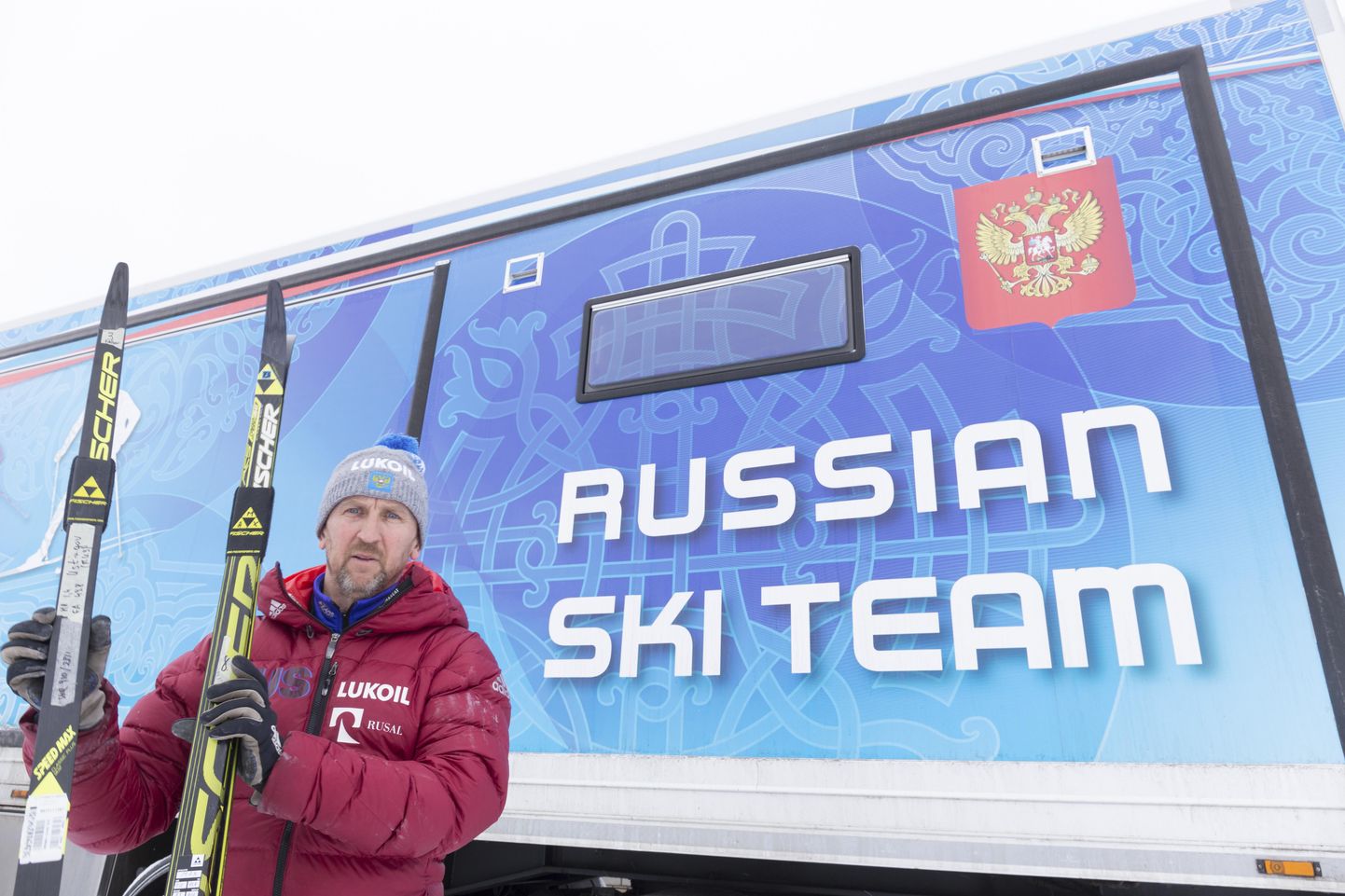 Vene suusakoondise määrdebaasi autojuht Aivar Paas puhkab olümpia ajal koos oma masinaga kodus Suure-Jaanis.
