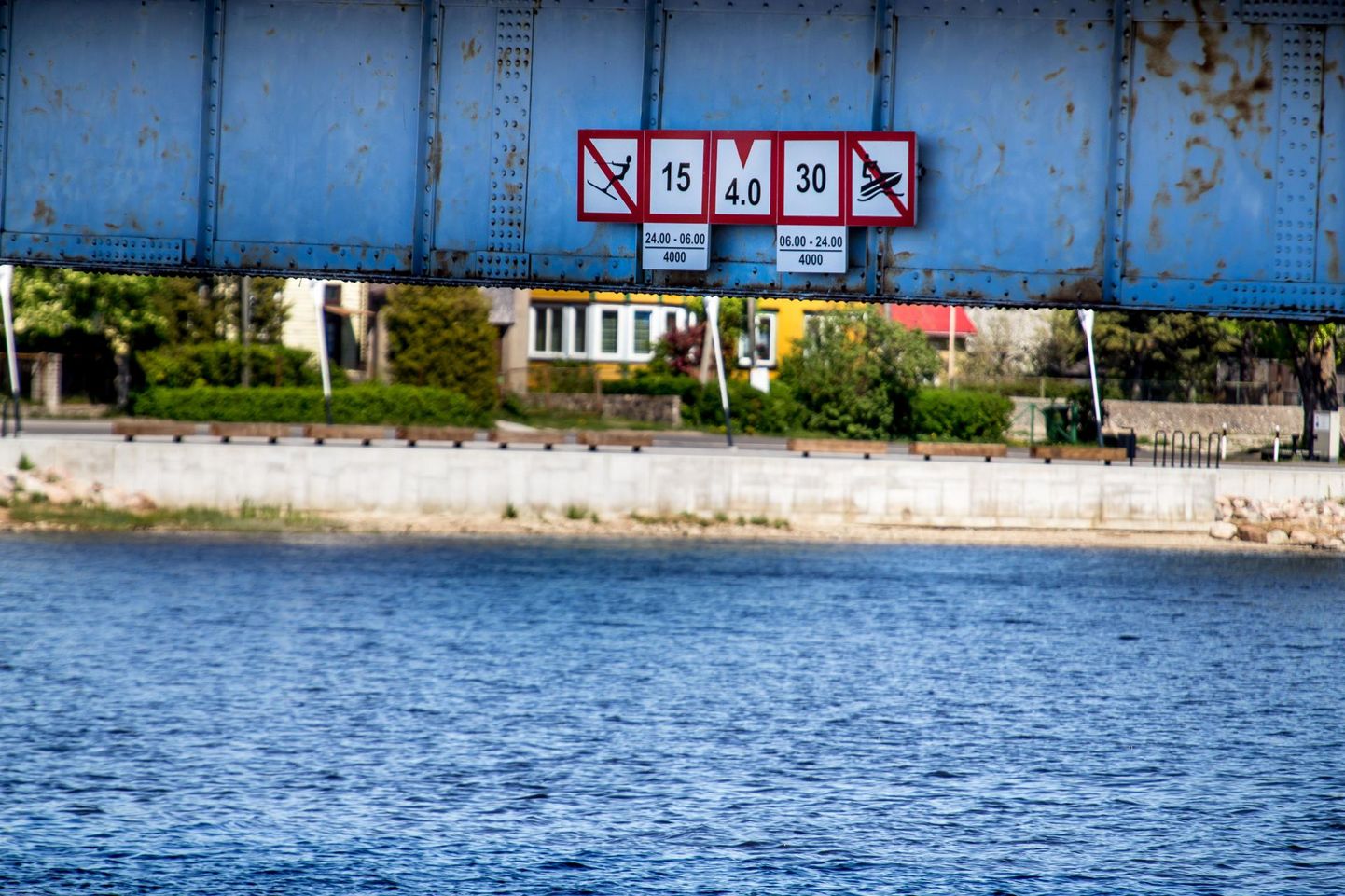 2016. aastast ei kehti Pärnu linnavolikogu kehtestatud määrus, mis reguleeris veesõidukite liiklust Pärnu, Sauga ja Reiu jõel Pärnu linna piires, ent signaalmärgid “Lainetuse tekitamine keelatud”, “Kiiruse piirang” ja “Jetisõit keelatud” on sildadel tänini.