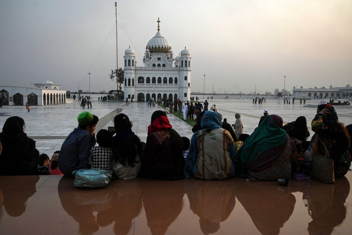 Sikhi palverändurid istumas Gurdwara Darbar Sahib templikompleksis Pakistani Kartarpuri linnas.