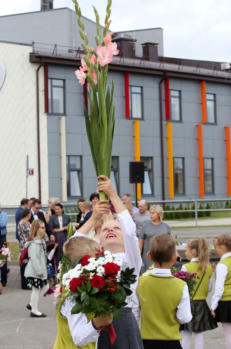 Skolēni pulcējas uz Zinību dienas svinīgo pasākumu Salaspils 1.vidusskolā.