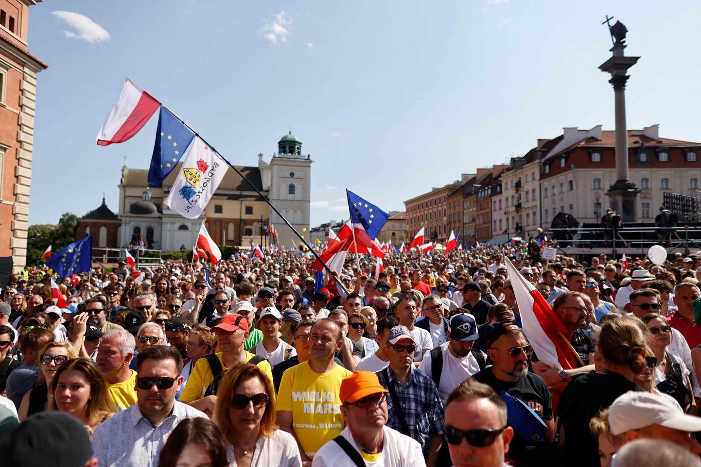 Varssavis kogunes Poola valitsuse vastu protestima umbes 500 000 inimest