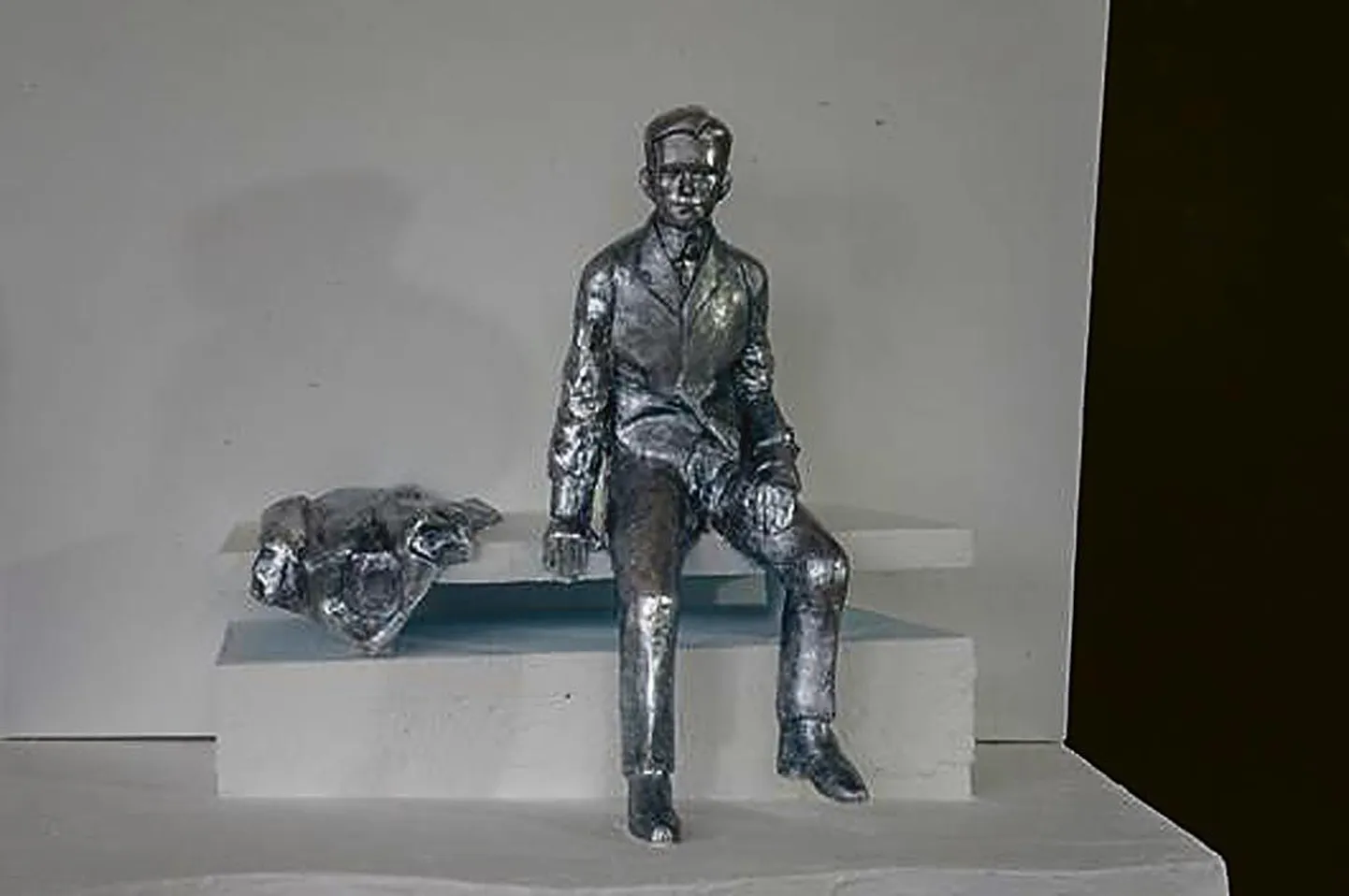 Skulptuur on kujuri käe all omandanud isikupärase väljanägemise. Fotol vähendatud mõõtmetes mudel.