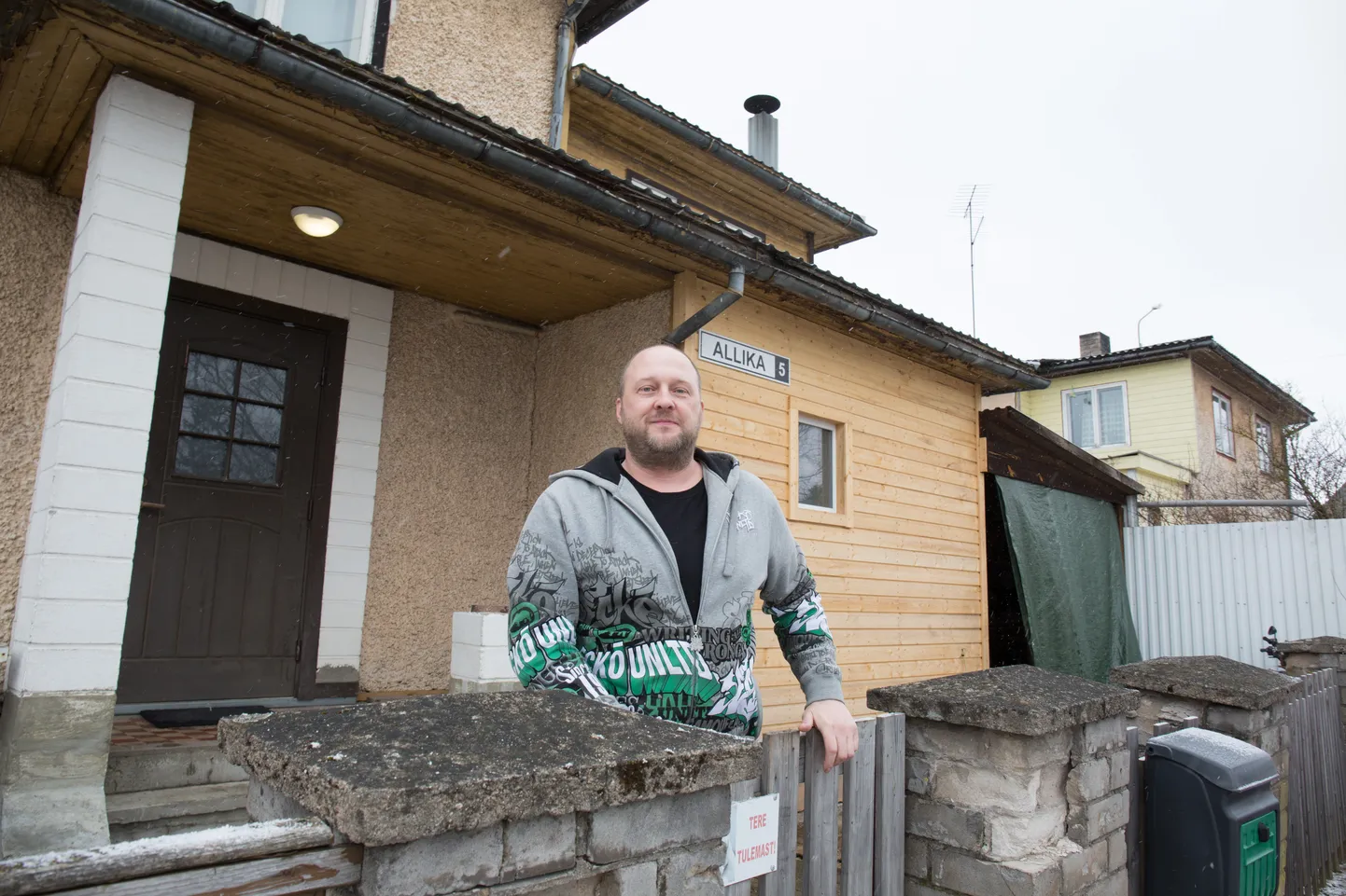 Viljandis Allika tänaval maja üüriv Läti kodanik Edmunds Savickis ei näe midagi halba selles, et laupäeval haakristiga lipu välja pani. Ta tegi seda oma sõnul ilma igasuguse tagamõtteta.