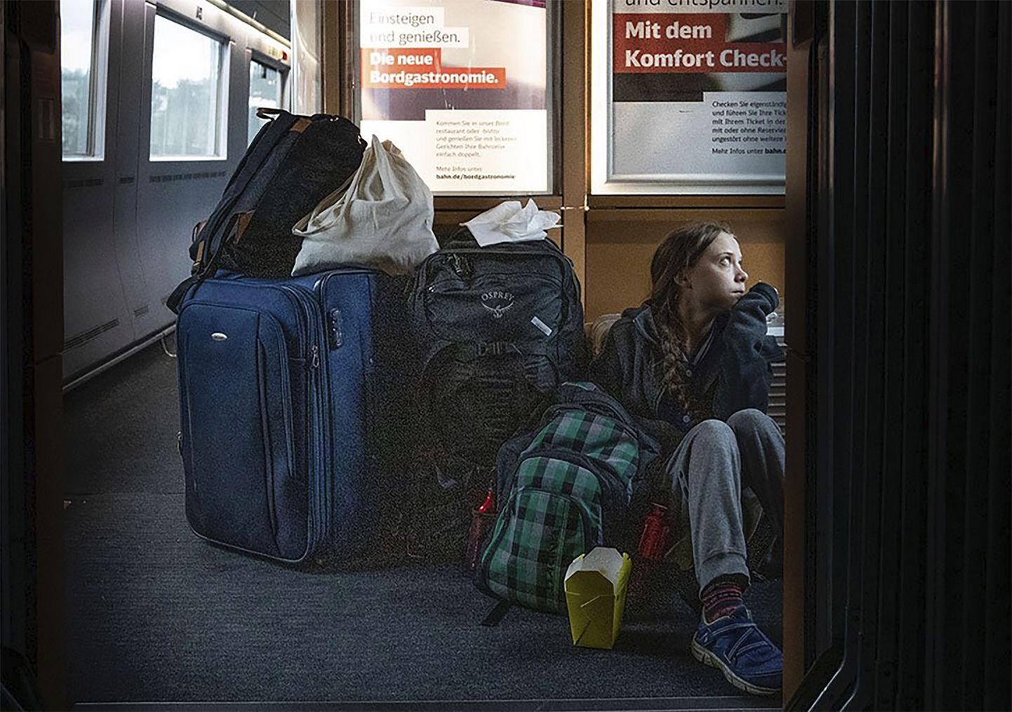 Kliimaaktivist Greta Thunberg istumas läbi Saksamaa reisides rongipõrandal.