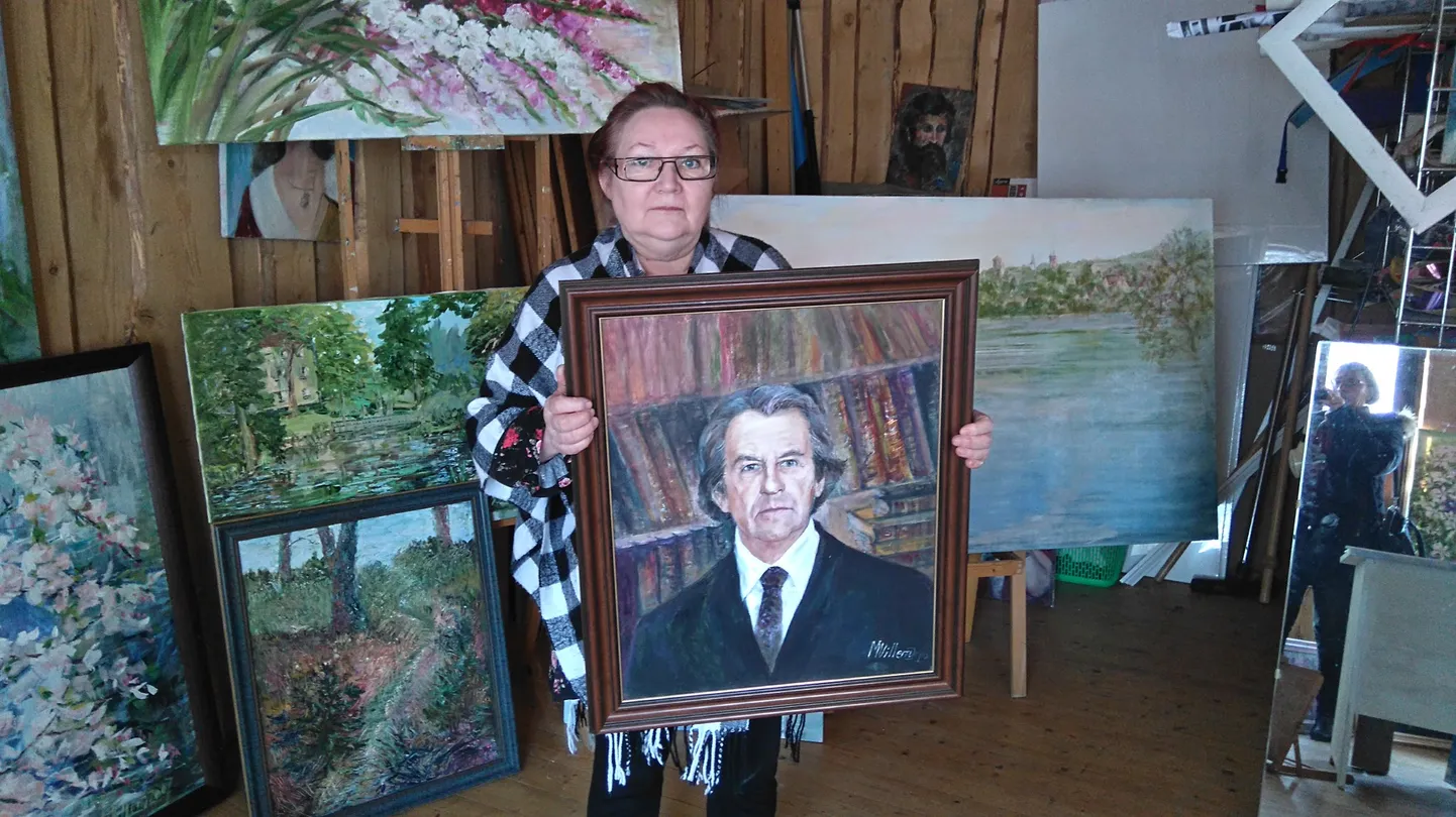 Marju Villem andis kirjandusmuuseumi esindajaile maali üle oma ateljees Elvas.