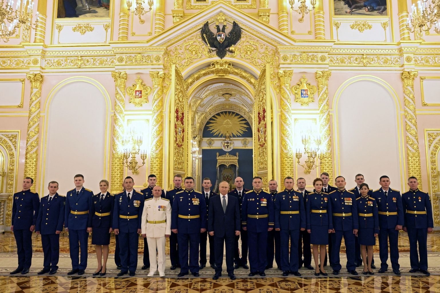 Venemaa president Vladimir Putin kohtub sõjaväeakadeemia lõpetajatega.