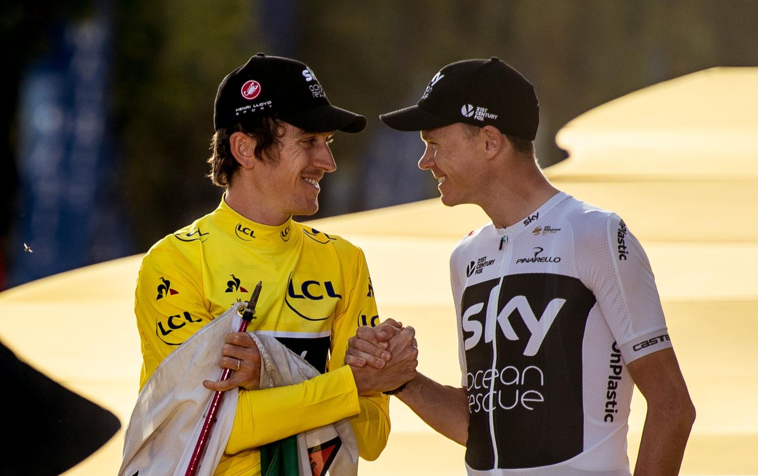 Chris Froome (paremal) ja Geraint Thomase.
