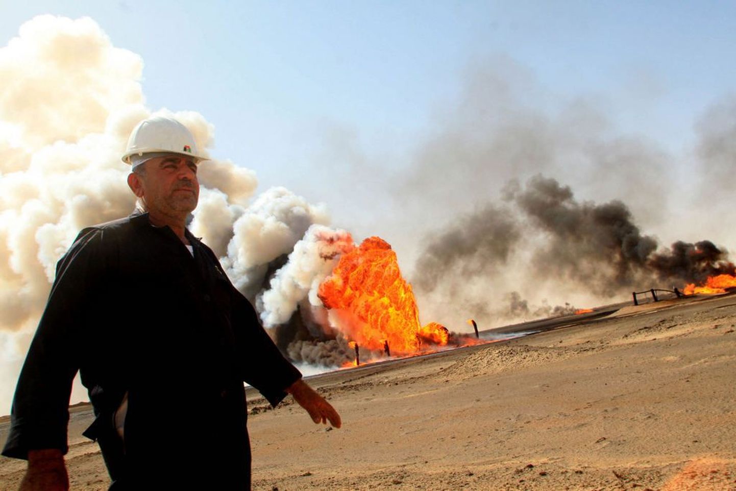 Iraagi naftatööline riigi lõunaosas asuval Rumaila nafta- ja maagaasiväljal.