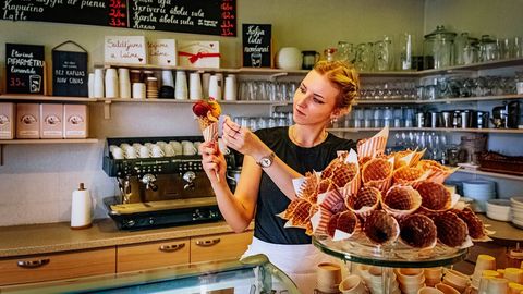 Policija veikusi kratīšanas "Skrīveru mājas saldējuma" veikalā un ap to