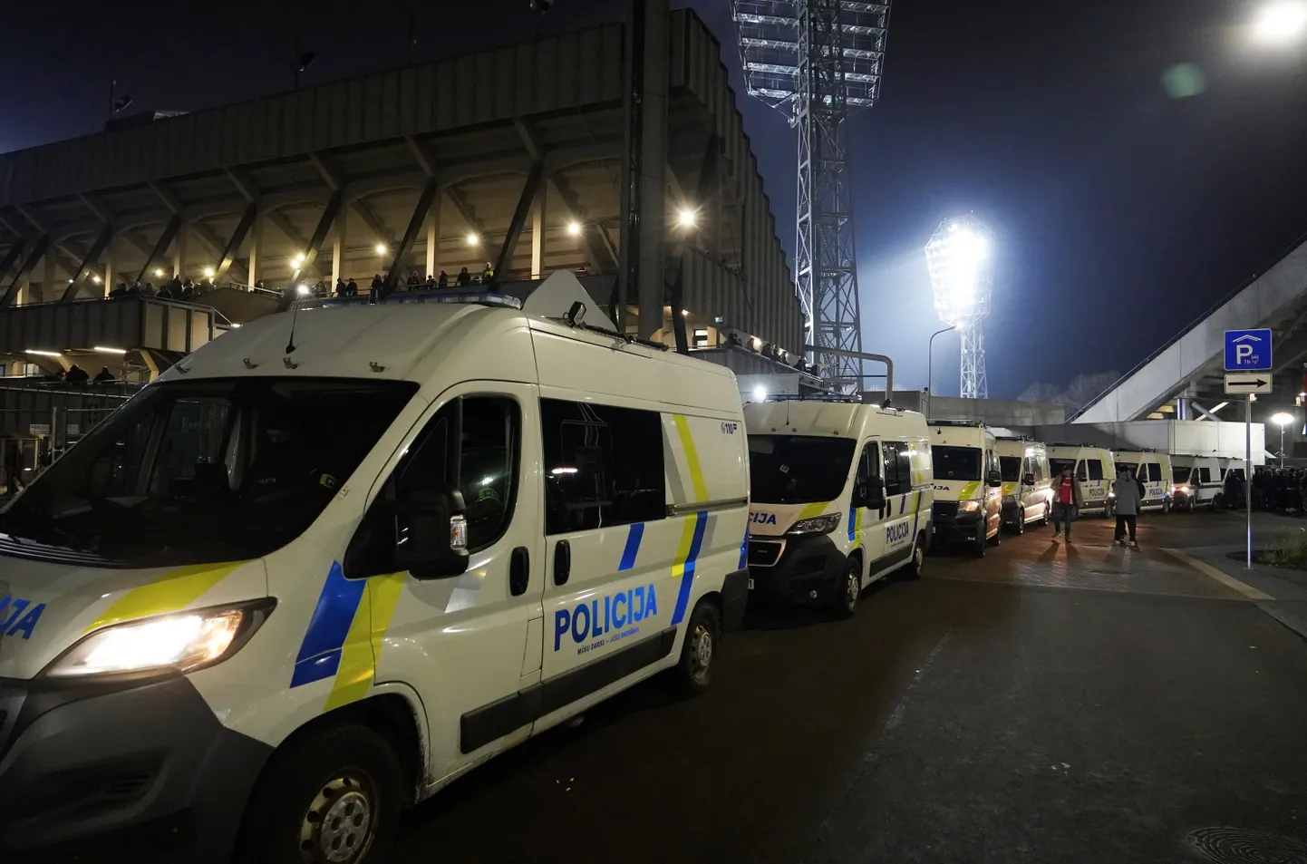 Valsts policijas dienesta automašīnas UEFA Eiropas Līgas spēles laikā Daugavas stadionā, kurā tiekas FK RFS un Amsterdamas "Ajax" komandas.