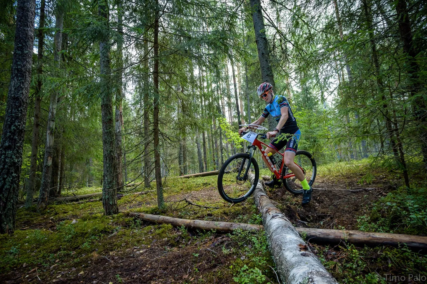 Raiko Alliksaar rattaorienteerumise rajal.
