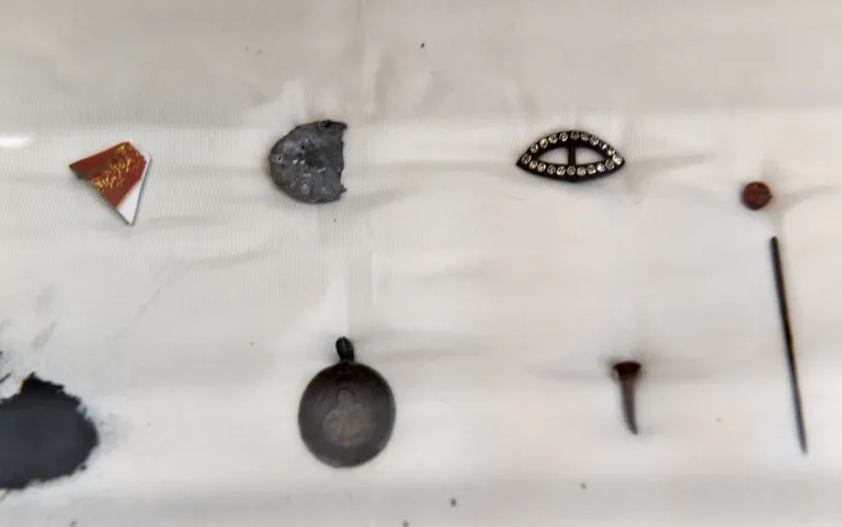 Ipatjevi maja kaminast leitud tsarinna ehete tükid.
