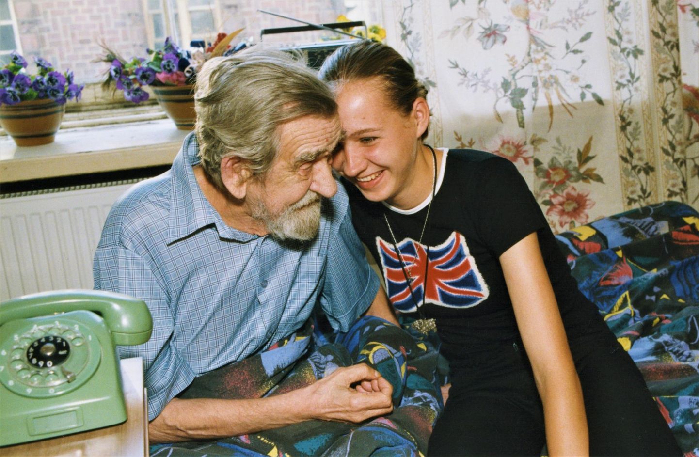Hardi Tiidus koos tütre Mariaga. Pilt on tehtud 1998. aastal. 