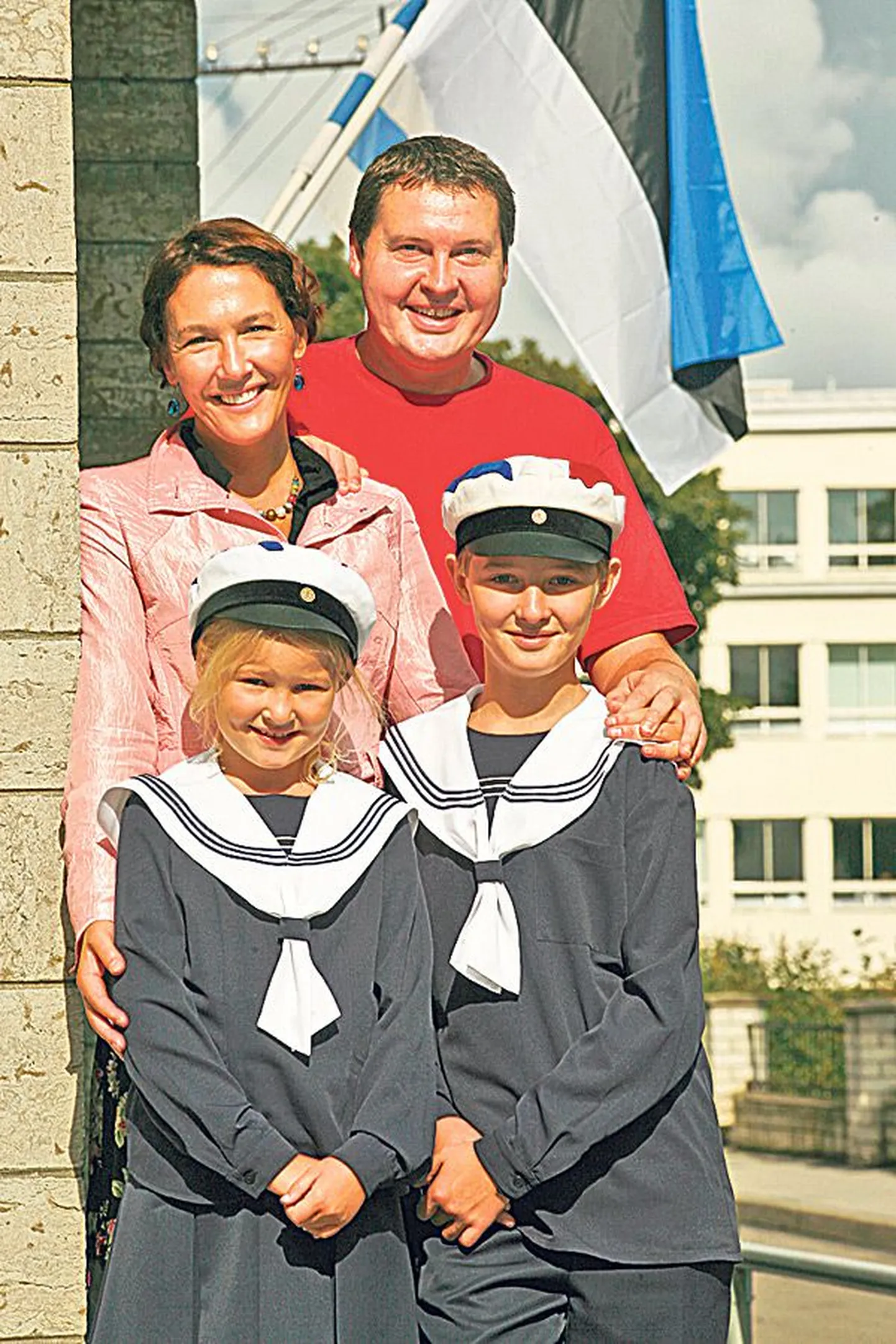 2011: tütar Raheli esimene koolipäev, pildil ka poeg Gert Avar ja pereisa Alvar. «Mind liigutab see sinimustvalge seal taustal. Käinud ise nõukogude ajal koolis, omandab see lipp mu enda laste taustal sügavama tähenduse,» märgib Külli.