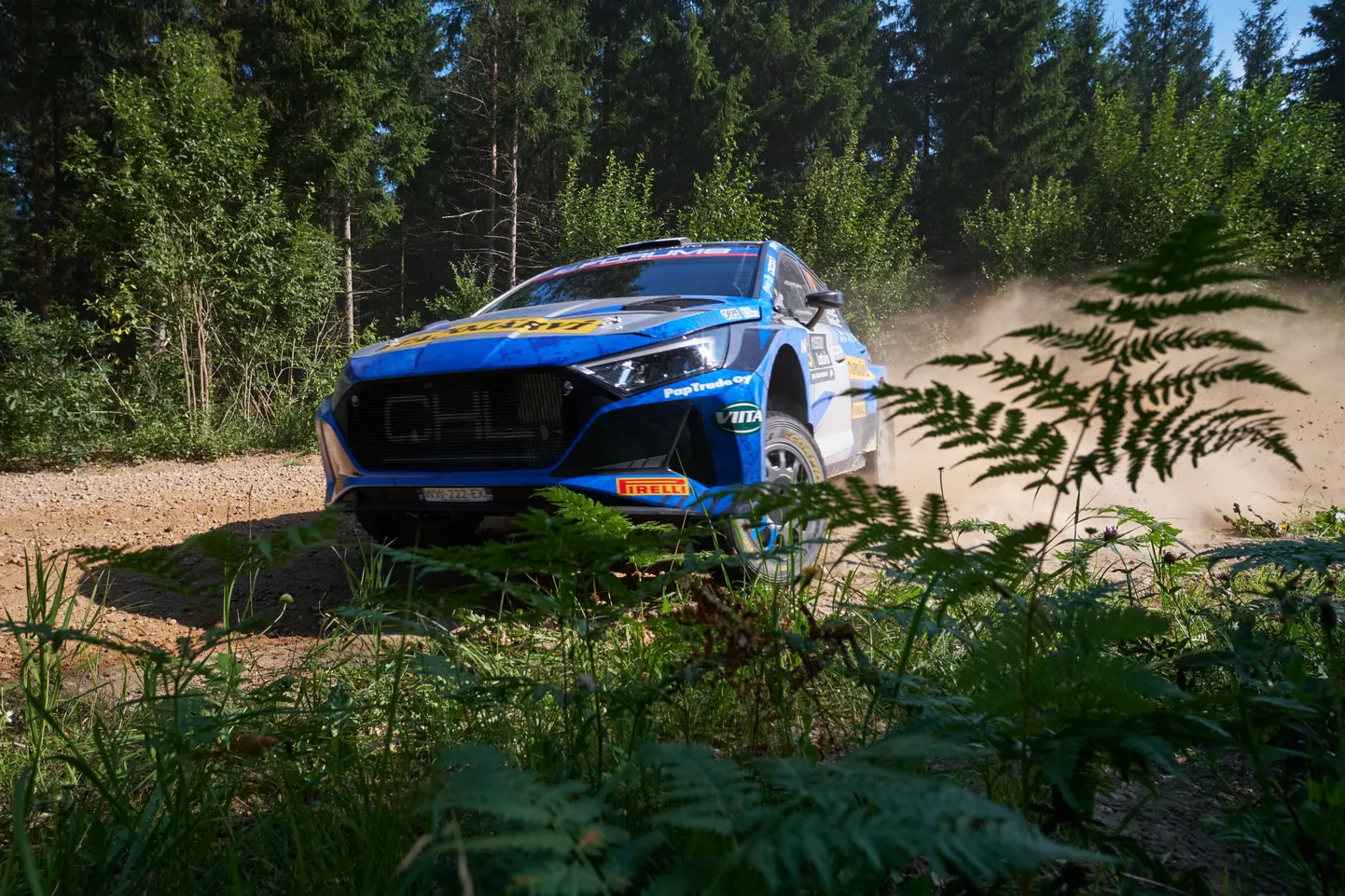 Emil Lindholm Läti MM-rallil Hyundai i20 Rally2-autoga.