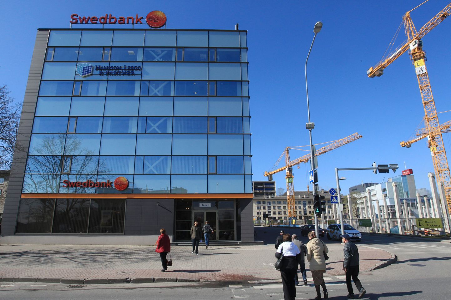 Pildil Turu tänaval asuv Swedbank kontor.