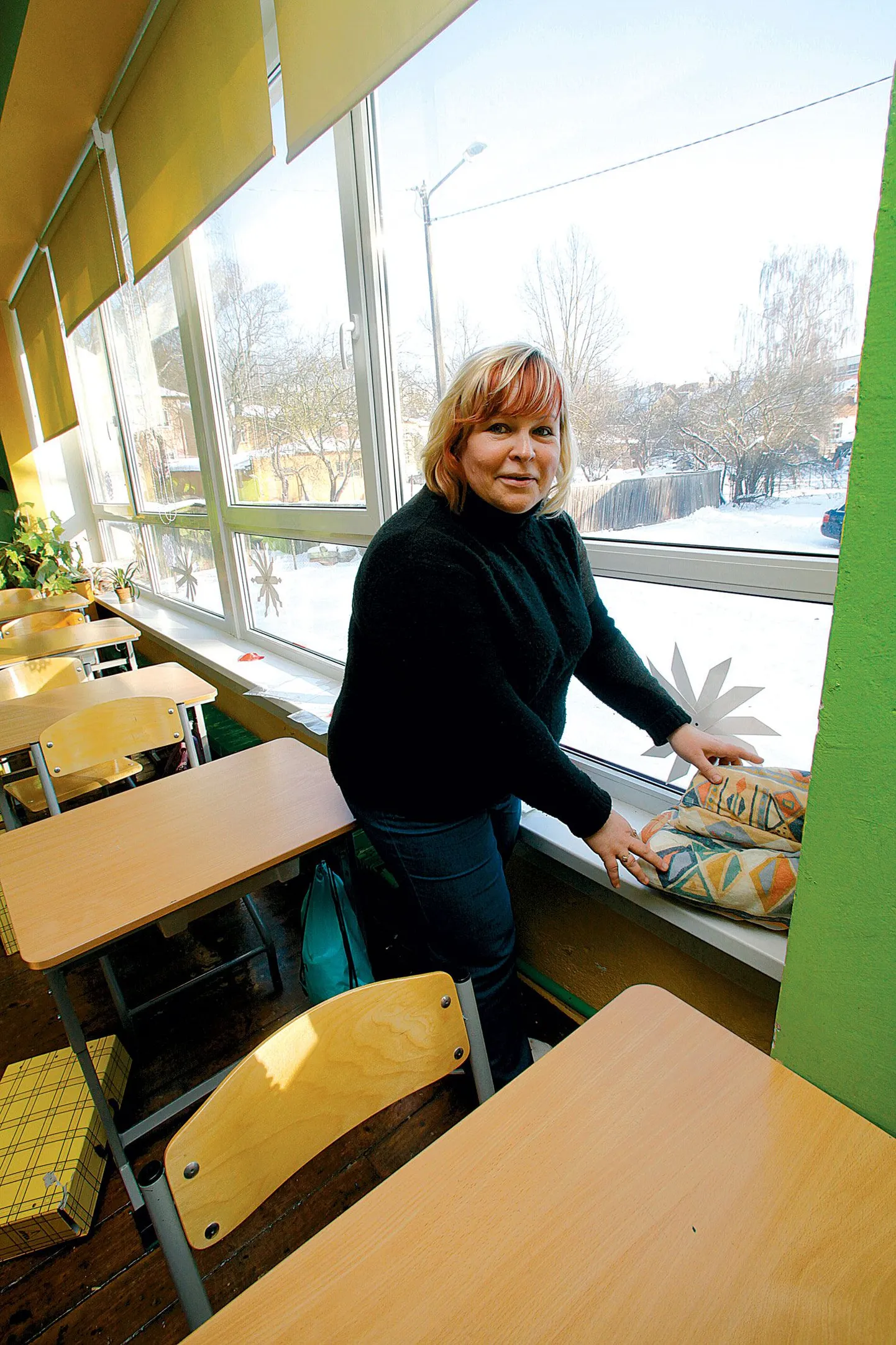 Raatuse gümnaasiumi 3.a klassi juhataja Tiiu Putrolaineni õpilased on soojematesse ruumidesse kolitud, sest nende koduklassis näitab termomeeter vaid 14 kraadi (väikesel pildil). Akna ette on õpetaja pannud teki, sest sealt on klaas ja raam nii külmad, et nurka on kogunenud paks jääkiht.