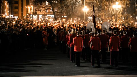 FOTO ⟩ Rīgai cauri plūst lāpu upe – Lāčplēša dienas gājiens