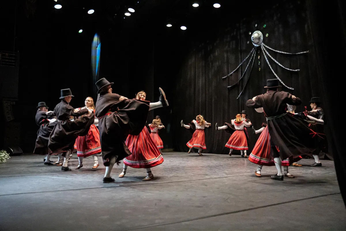«Vanaisa polka» Tartu Ülikooli Rahvakunstiansambli noorema segarühma esituses Ullo Toomi võistutantsimisel Vanemuise kontserdimajas 30. aprillil 2023.