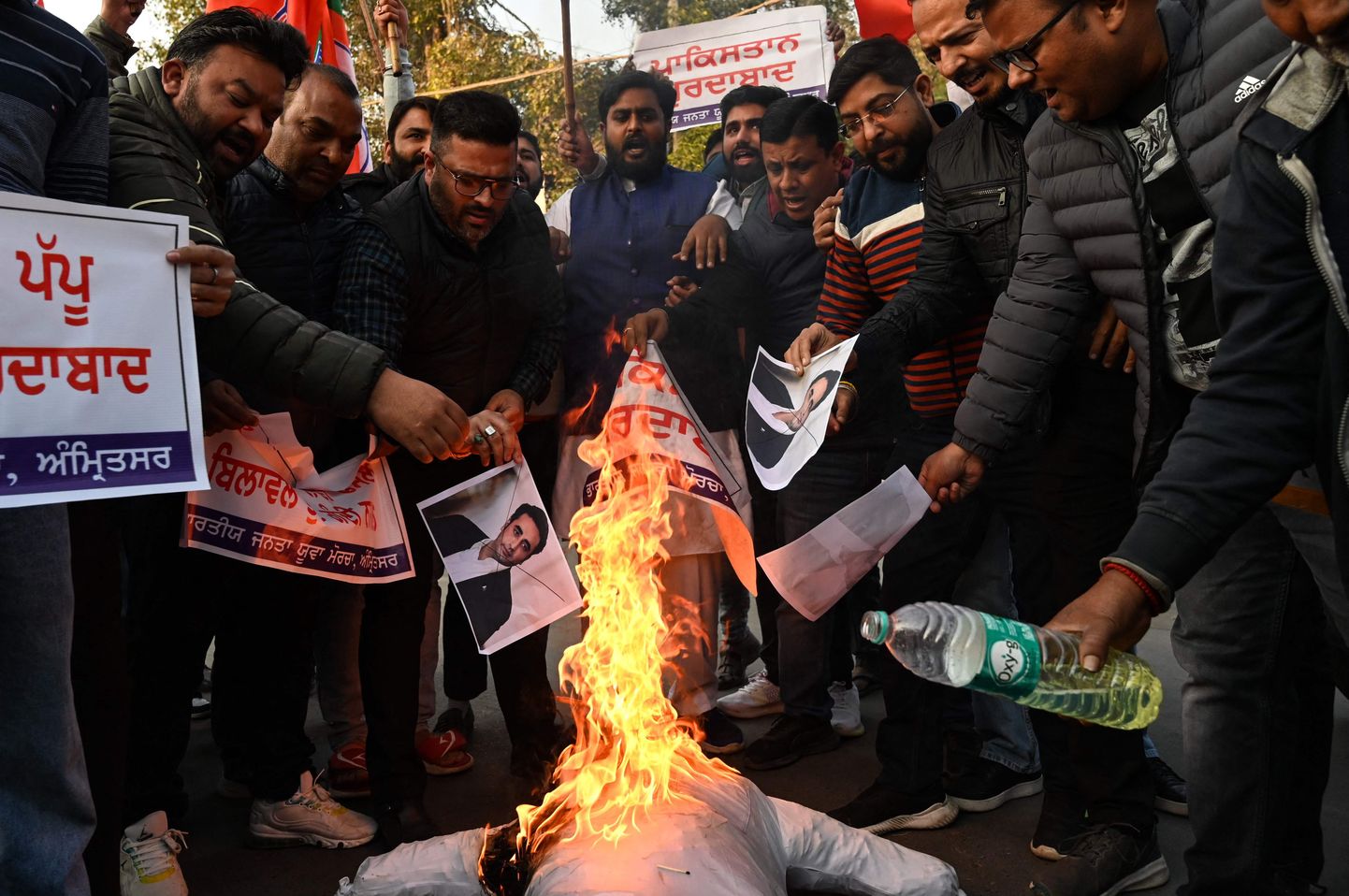 India võimupartei liikmed põletamas Pakistani välisministrit kujutavat õlgmehikest. 17. detsember 2022.