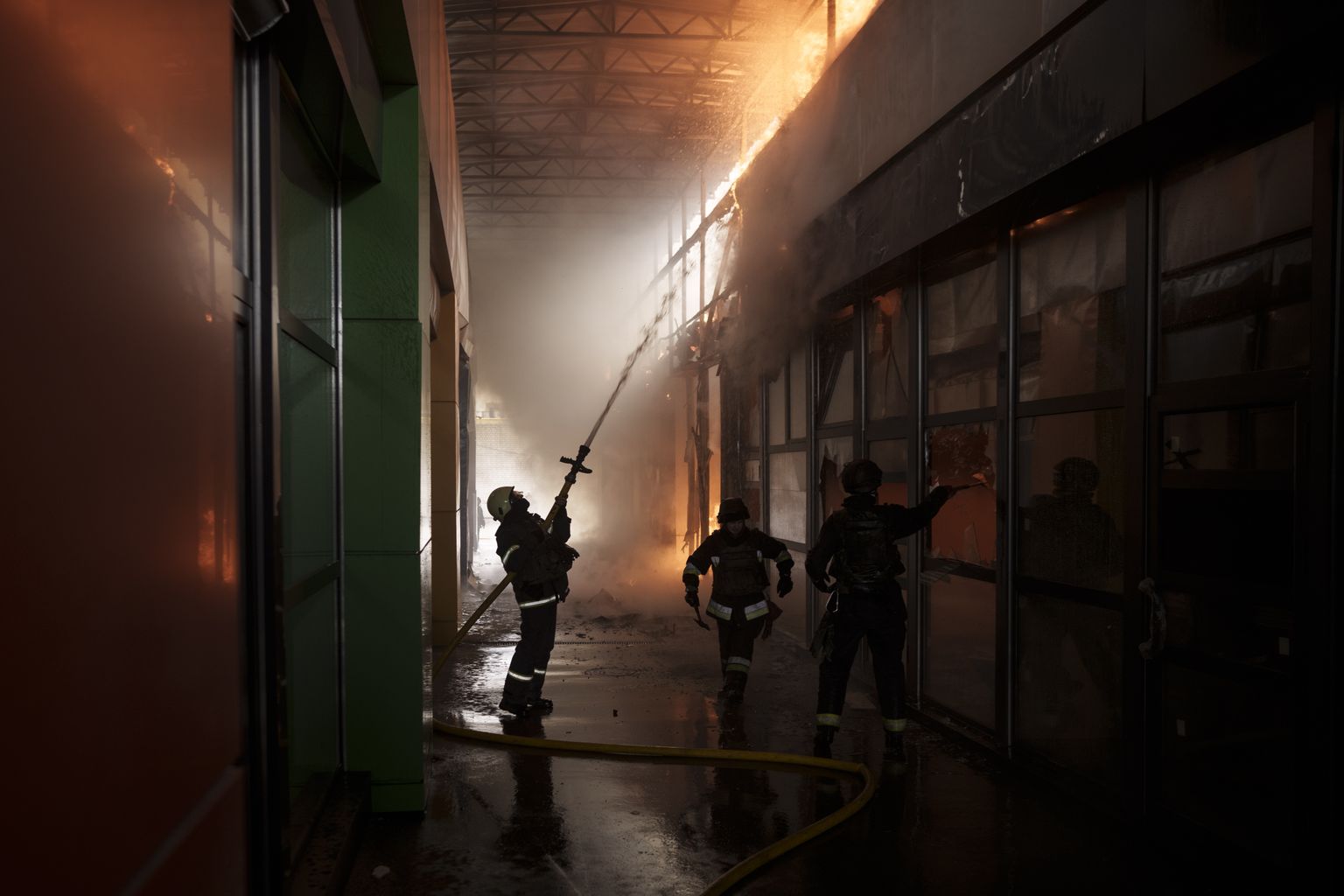 Ukraina tuletõrjujad kustutasid 22. aprillil Harkivis poekeskuses tuld. Tulekahju puhkes Venemaa pommirünnaku tõttu.