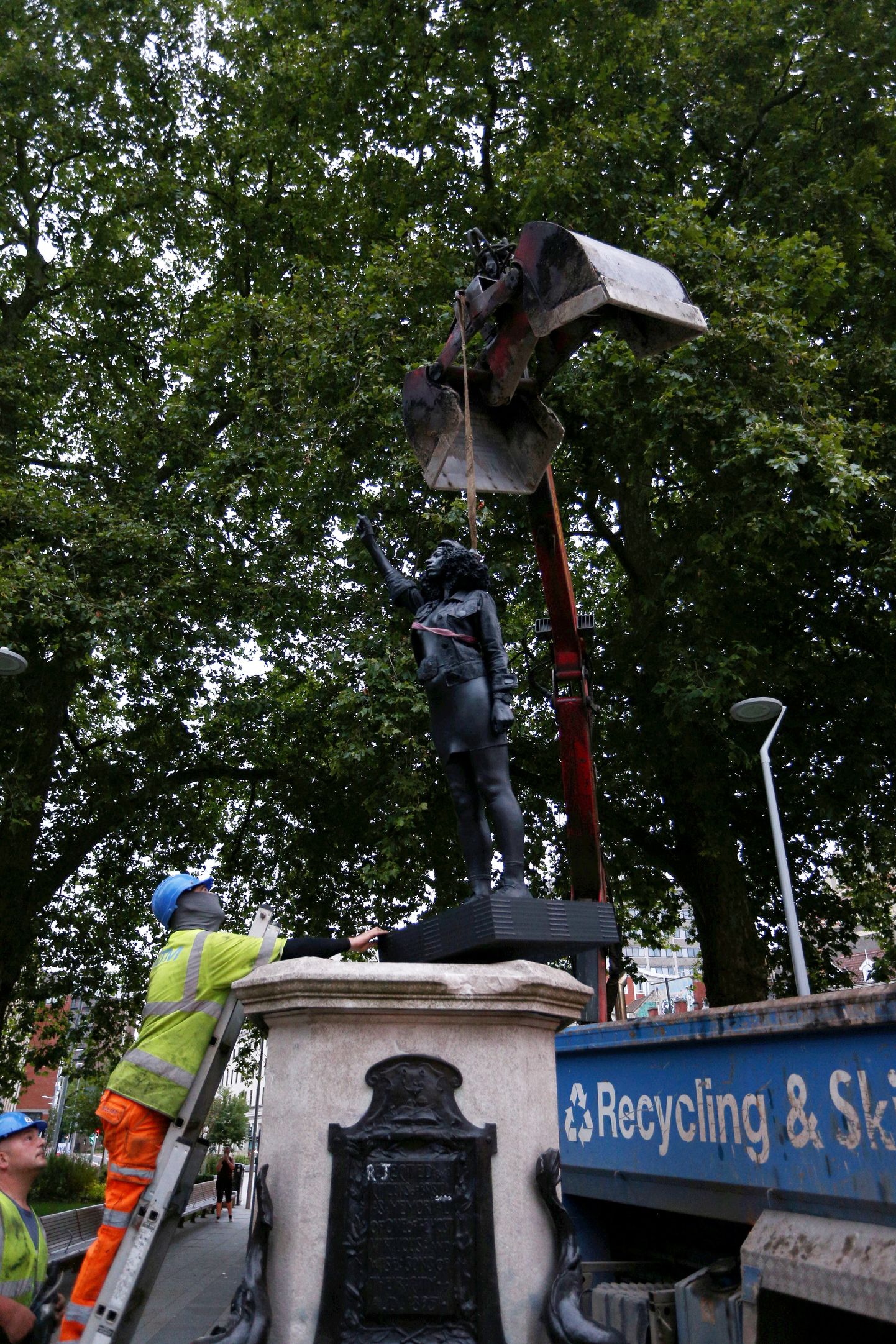 Bristolis eemaldatakse Jen Reidi skulptuuri 16. juuli 2020.